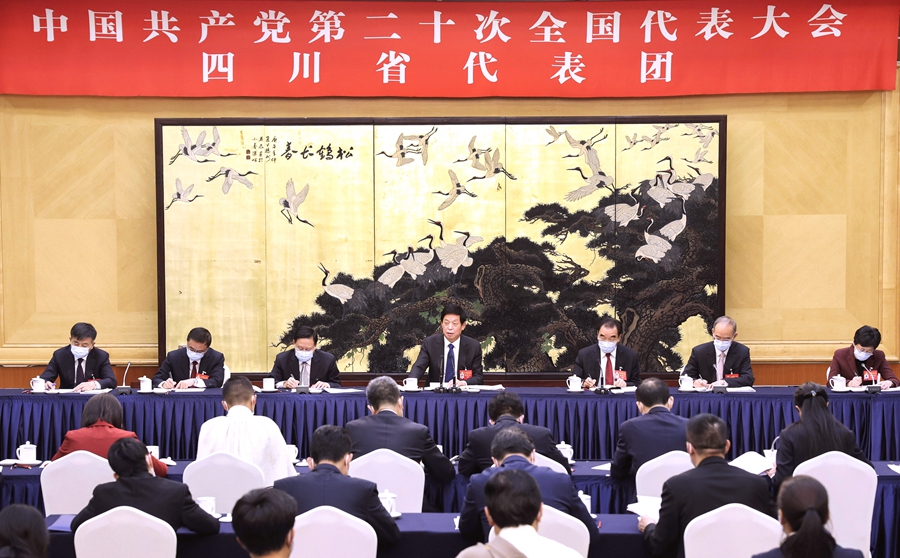 10月17日，栗战书同志参加他所在的党的二十大四川代表团讨论。